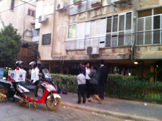 במהלך נקיון: אשה נפלה ממרפסת ביתה ונפצעה בינוני