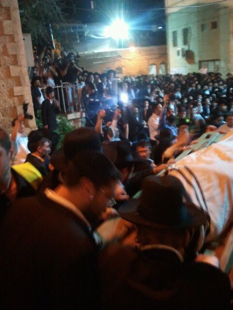 תַחַת-כְּנָפָיו תֶּחְסֶה • מיטת מרן הרב אלישיב זצ"ל • תיעוד ראשוני