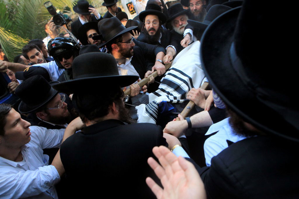 תַחַת-כְּנָפָיו תֶּחְסֶה • מיטת מרן הרב אלישיב זצ"ל • תיעוד ראשוני