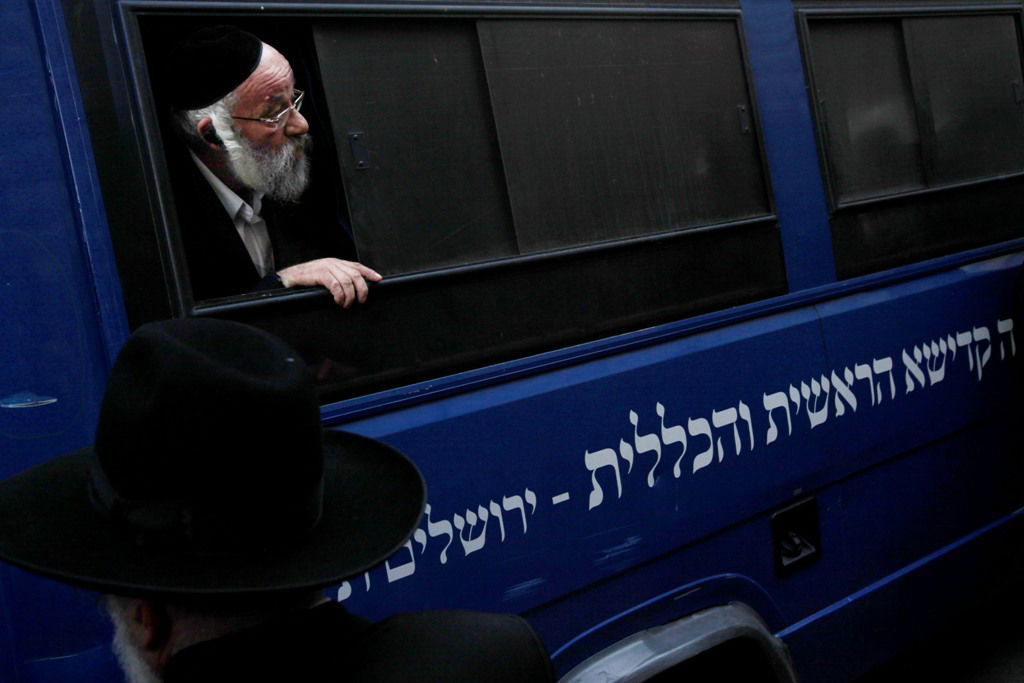 תַחַת-כְּנָפָיו תֶּחְסֶה • מיטת מרן הרב אלישיב זצ"ל • תיעוד ראשוני