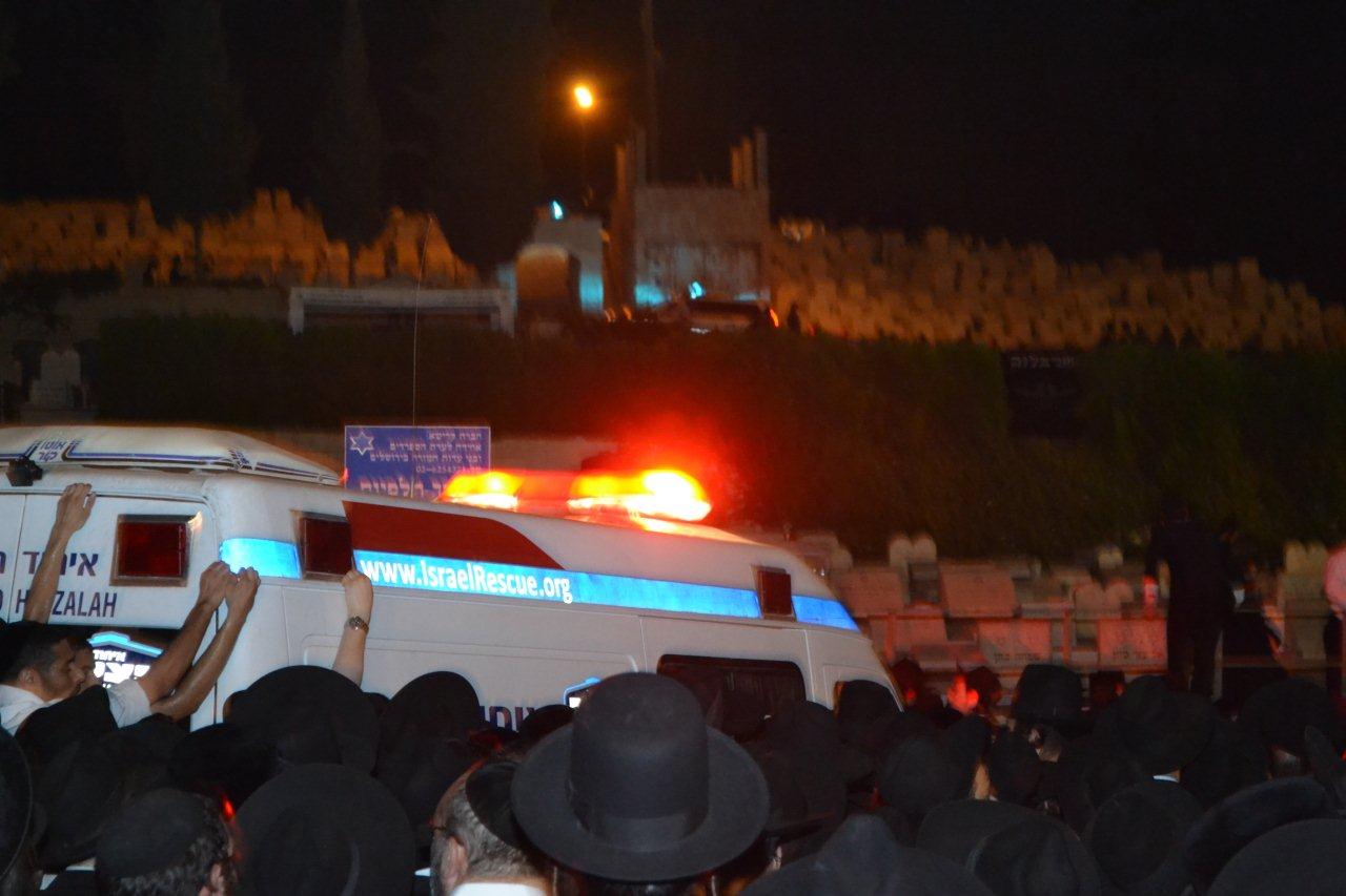 דַּרְכֵי צִיּוֹן אֲבֵלוֹת ● למעלה ממאה אלף אלף נפרדו מפוסק הדור בהר המנוחות