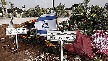 קברים של קורבנות הפיגוע בבולגריה