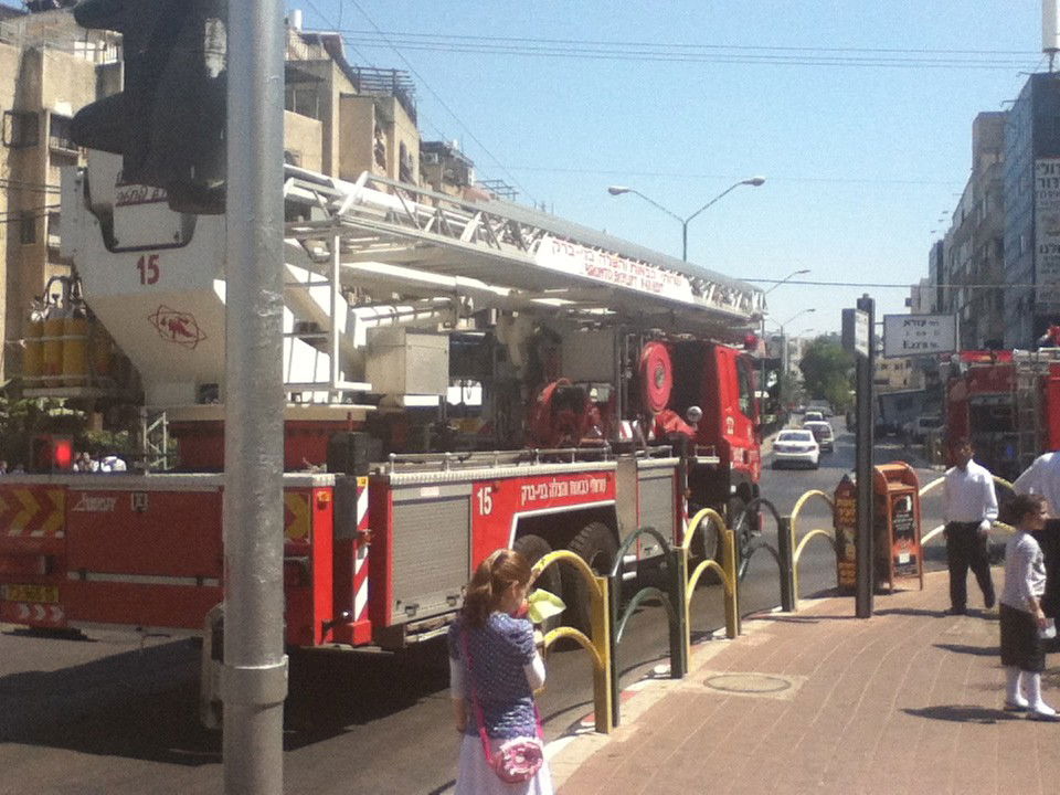 אש בבני-ברק: שריפה בבניין דירות בעיר