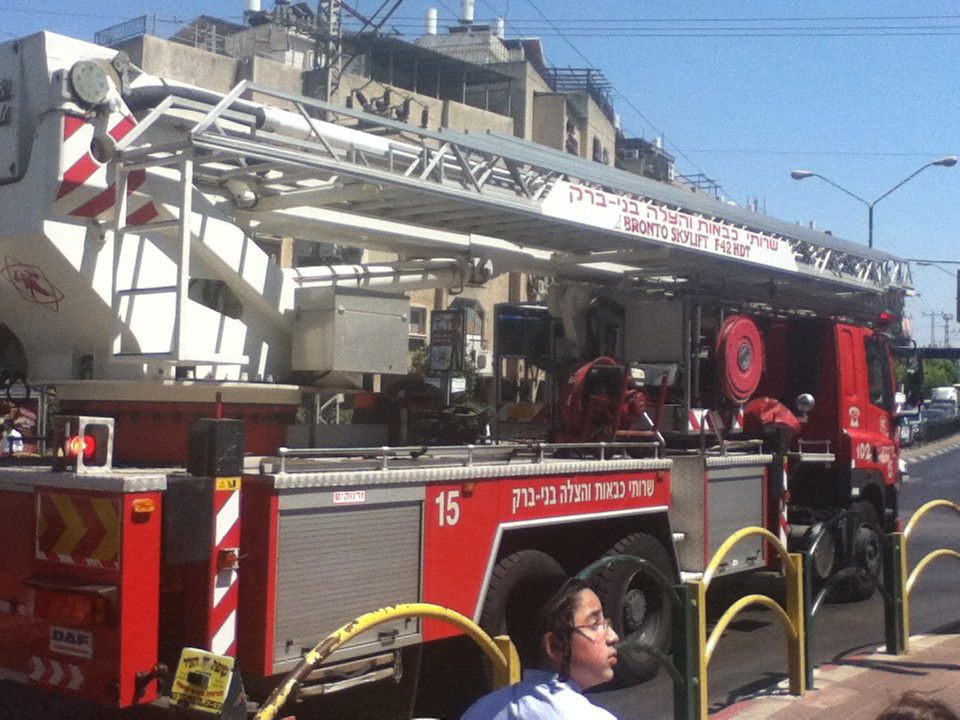 אש בבני-ברק: שריפה בבניין דירות בעיר