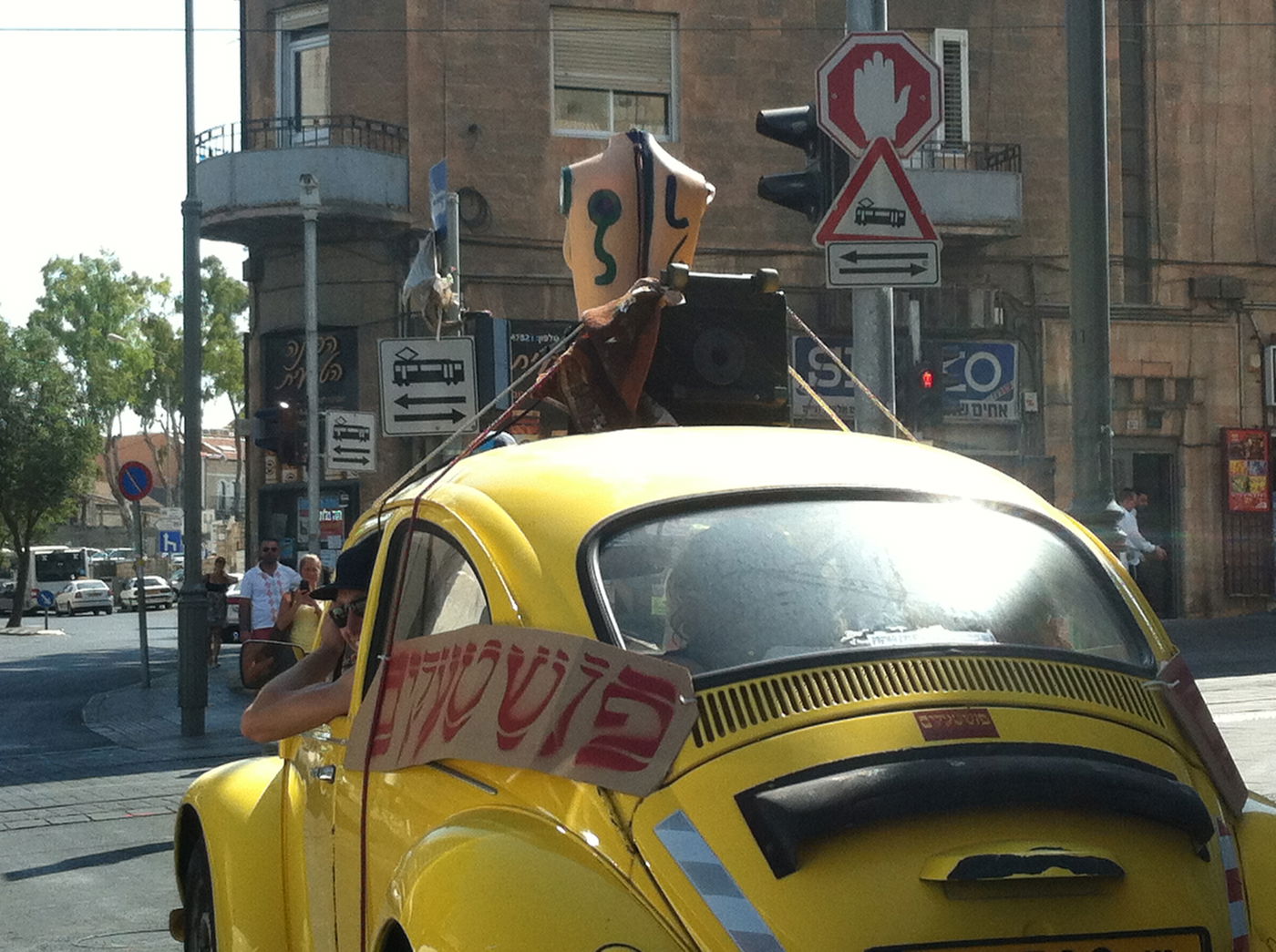 פרובוקציה חילונית בירושלים: בובה, מוזיקה וקריאות גנאי