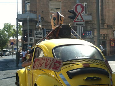 פרובוקציה חילונית בירושלים: בובה, מוזיקה וקריאות גנאי