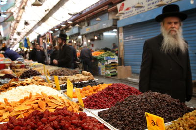 חרדים בשוק מחנה יהודה