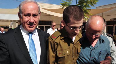 נתניהו עם גלעד שליט ואביו