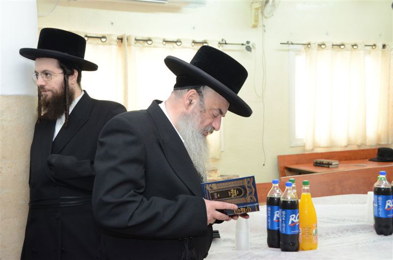 האדמו"ר מלעלוב ביקר בחיפה, כובד בנסדקאות וערך 'לחיים טיש'