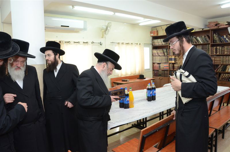 האדמו"ר מלעלוב ביקר בחיפה, כובד בנסדקאות וערך 'לחיים טיש'