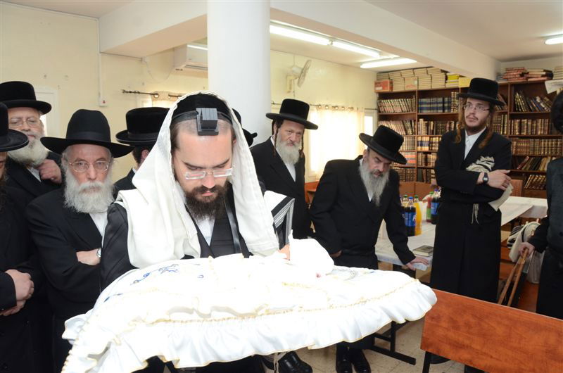 האדמו"ר מלעלוב ביקר בחיפה, כובד בנסדקאות וערך 'לחיים טיש'