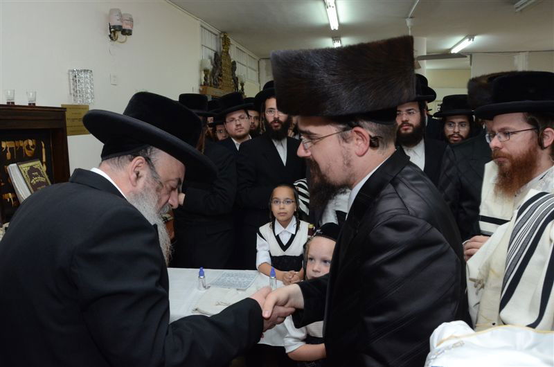 האדמו"ר מלעלוב ביקר בחיפה, כובד בנסדקאות וערך 'לחיים טיש'