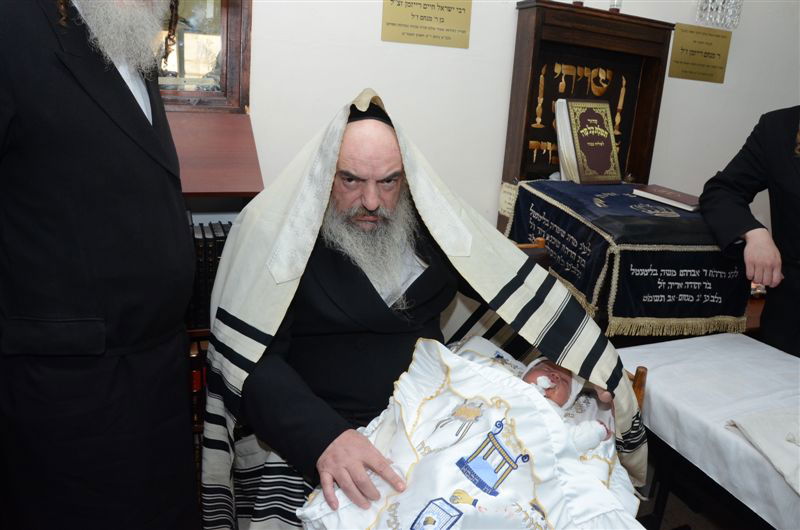 האדמו"ר מלעלוב ביקר בחיפה, כובד בנסדקאות וערך 'לחיים טיש'