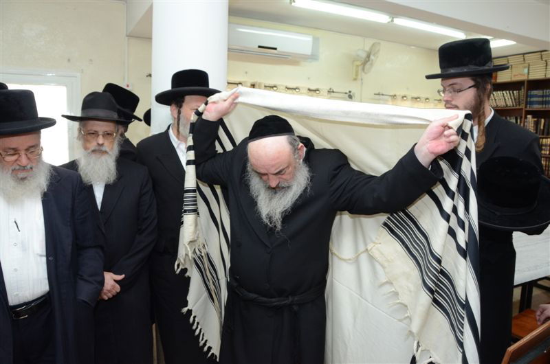 האדמו"ר מלעלוב ביקר בחיפה, כובד בנסדקאות וערך 'לחיים טיש'