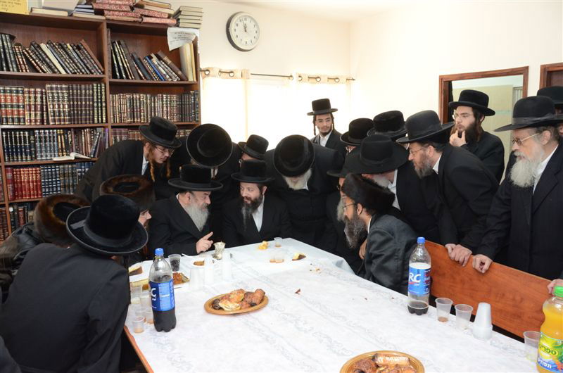 האדמו"ר מלעלוב ביקר בחיפה, כובד בנסדקאות וערך 'לחיים טיש'