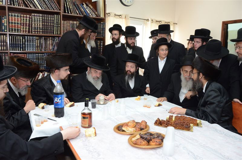 האדמו"ר מלעלוב ביקר בחיפה, כובד בנסדקאות וערך 'לחיים טיש'