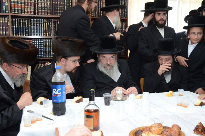 האדמו"ר מלעלוב ביקר בחיפה, כובד בנסדקאות וערך 'לחיים טיש'