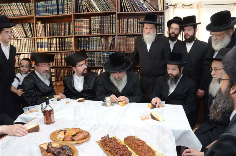 האדמו"ר מלעלוב ביקר בחיפה, כובד בנסדקאות וערך 'לחיים טיש'