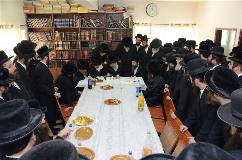 האדמו"ר מלעלוב ביקר בחיפה, כובד בנסדקאות וערך 'לחיים טיש'