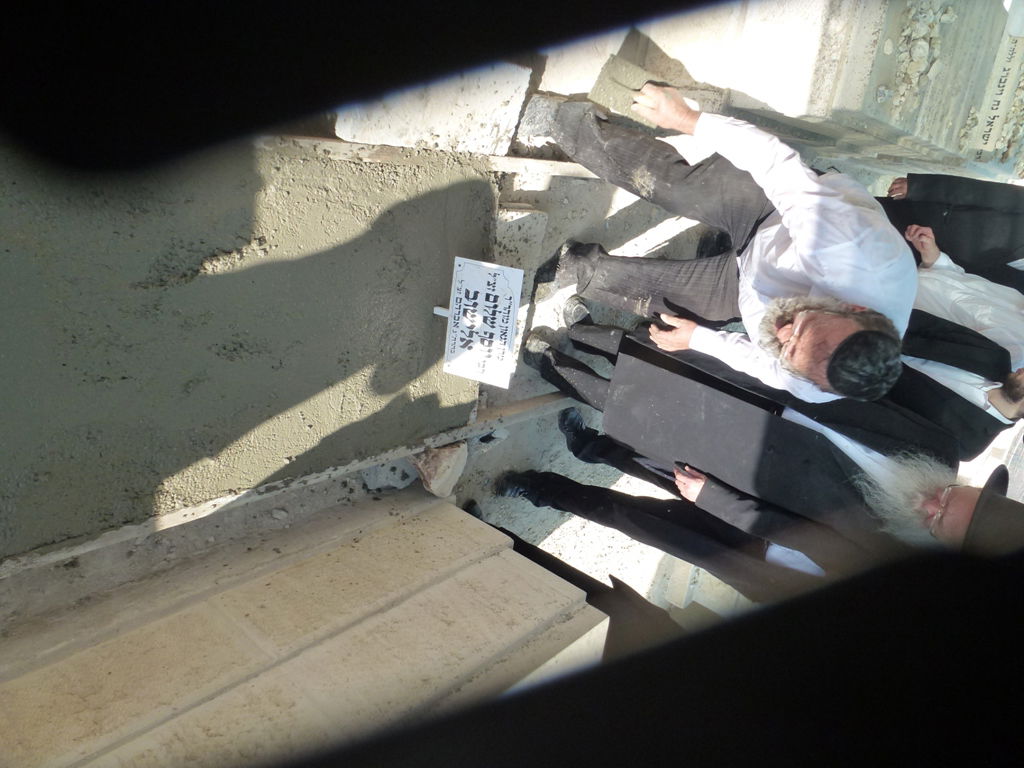 בתום ה'שבעה' לרב אלישיב זצ"ל: בני המשפחה עלו לקברו