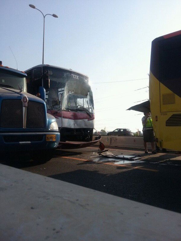 אוטובוסים התנגשו, חרדים נפצעו