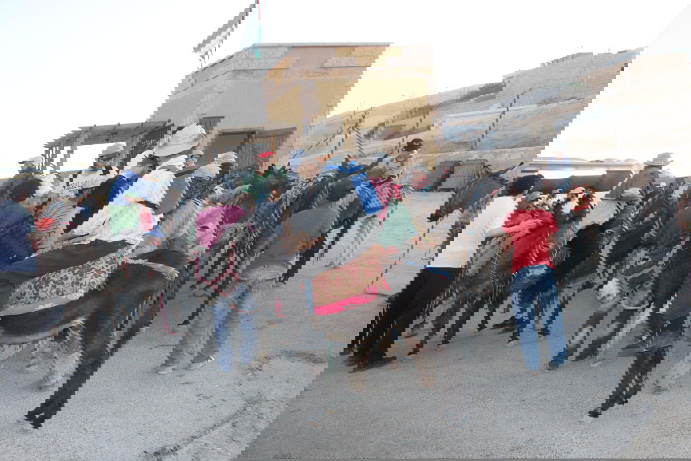 גלריה: אברכים חרדים בכאפיות ביקרו בקבר אהרן הכהן בירדן