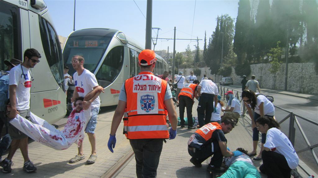צפו: כך מתמודדים עם פיגוע ברכבת הקלה