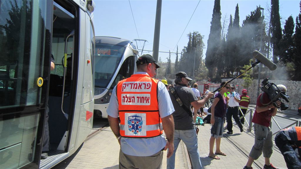 צפו: כך מתמודדים עם פיגוע ברכבת הקלה