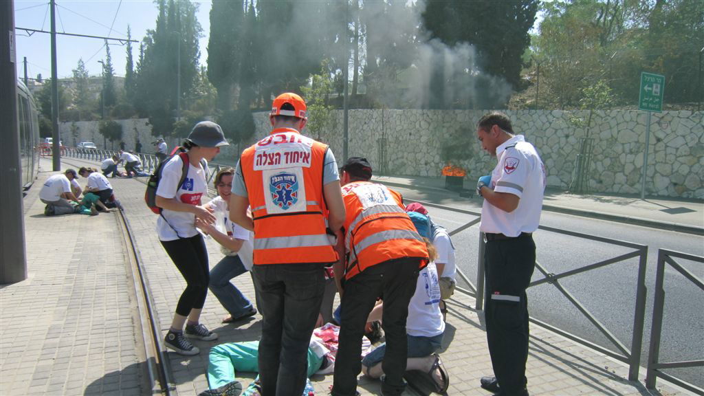 צפו: כך מתמודדים עם פיגוע ברכבת הקלה