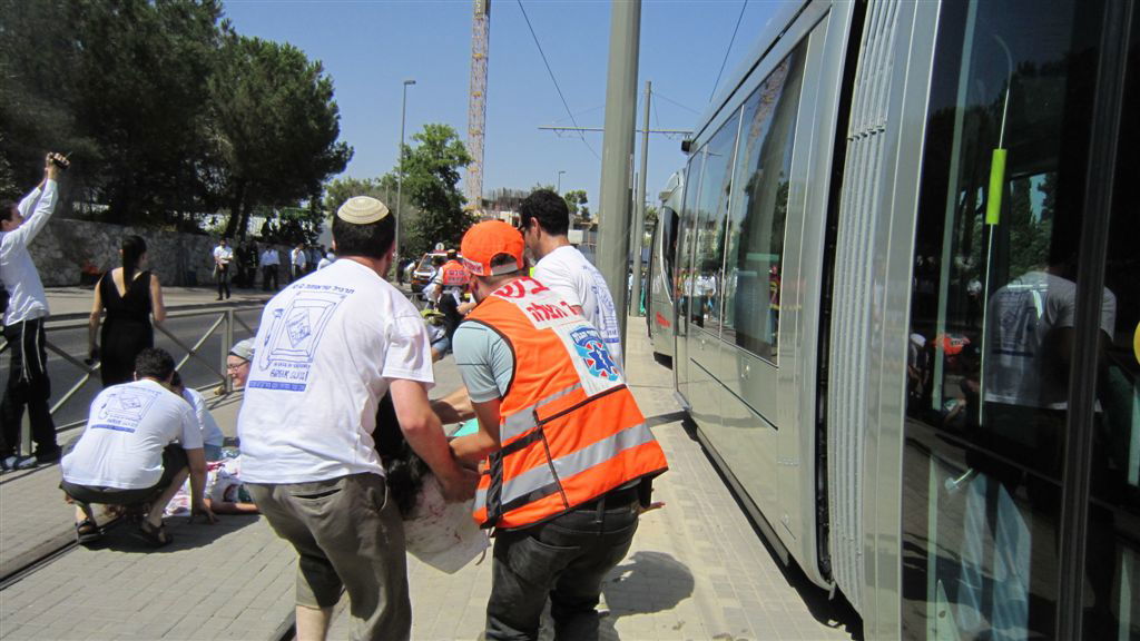צפו: כך מתמודדים עם פיגוע ברכבת הקלה