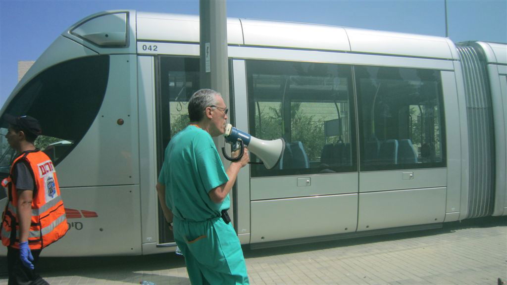 צפו: כך מתמודדים עם פיגוע ברכבת הקלה