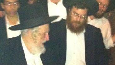 הרב אוירבעך יוצא מבית הרב שטיינמן