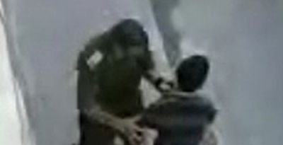 צפו: קצין צה"ל נוגח בנער פלסטיני