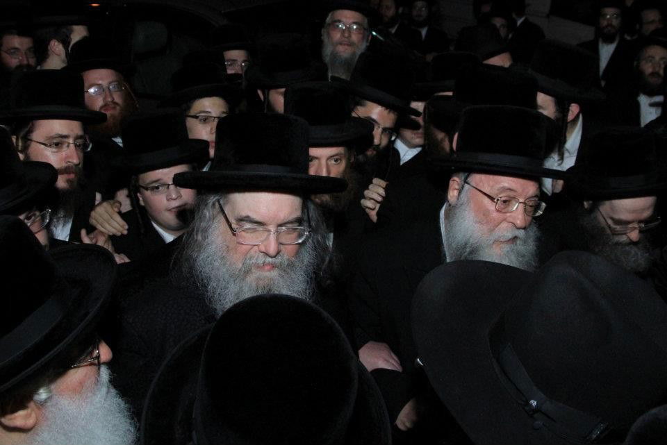 חסיד מחנובקא תרם, האדמו"ר מבעלזא קבע את המזוזה