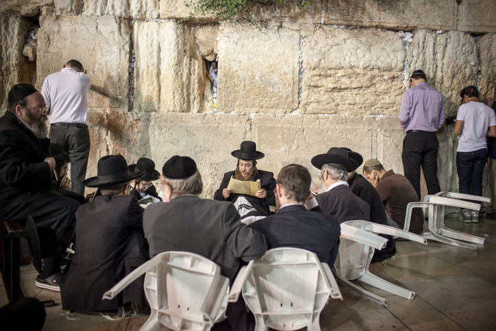 דַּרְכֵי צִיּוֹן אֲבֵלוֹת ● בוכים על חורבן הבית בכותל המערבי