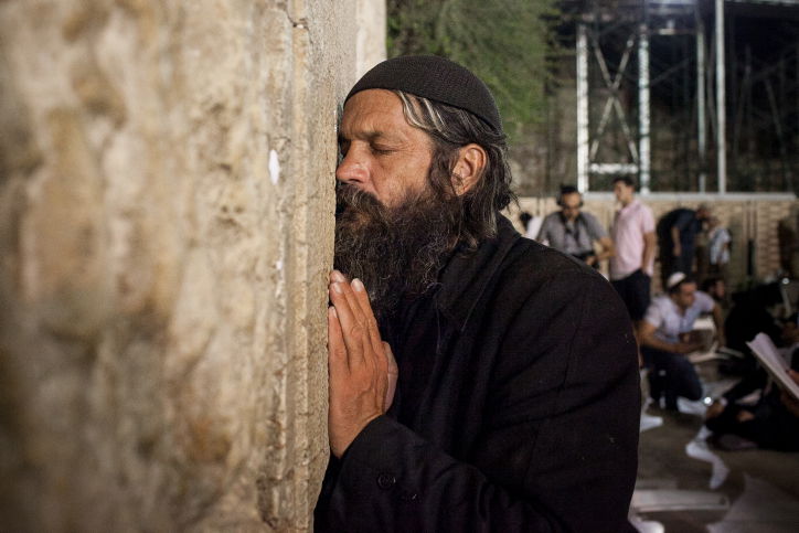 דַּרְכֵי צִיּוֹן אֲבֵלוֹת ● בוכים על חורבן הבית בכותל המערבי