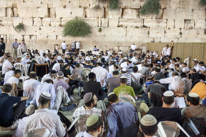 דַּרְכֵי צִיּוֹן אֲבֵלוֹת ● בוכים על חורבן הבית בכותל המערבי