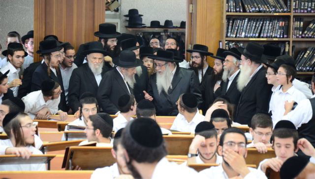 האדמו"ר בהיכל הישיבה