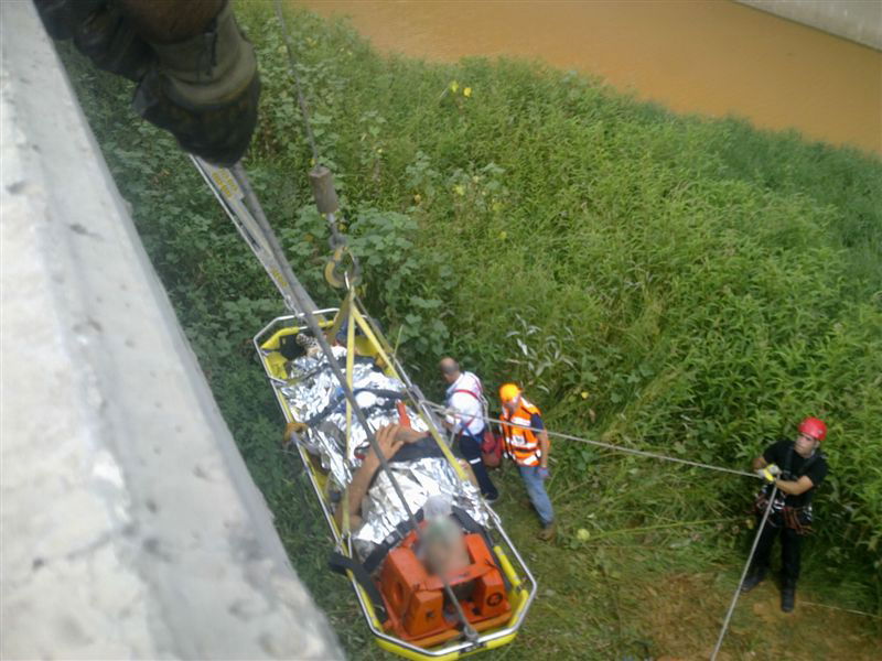 החובש השתלשל בסנפלינג והציל את חיי האופנוען שהועף לנחל איילון
