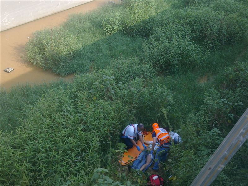החובש השתלשל בסנפלינג והציל את חיי האופנוען שהועף לנחל איילון