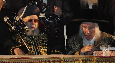 האדמו"ר אמש לצד מרן הרב עובדיה