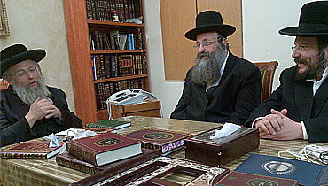 חברי המשלחת אצל האדמו"ר מפינסק קרלין