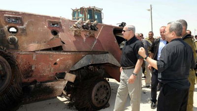 נתניהו וברק בוחנים את הנגמ"ש המצרי, היום