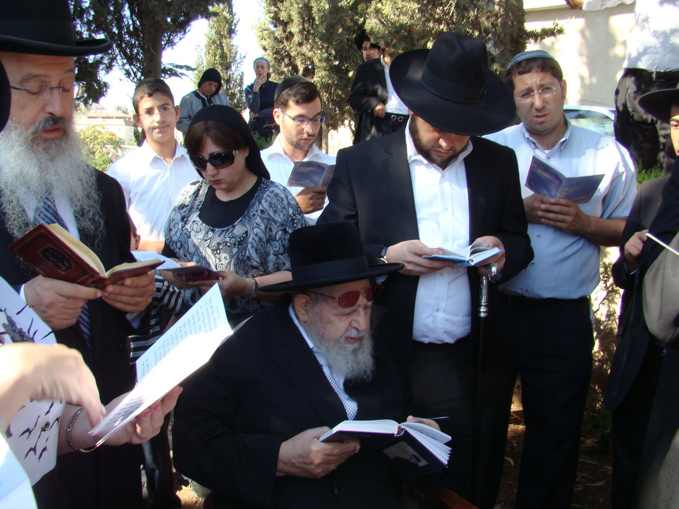 מרן הרב עובדיה יוסף קרא 'אשכבה' על קבר רעייתו בעיניים דומעות