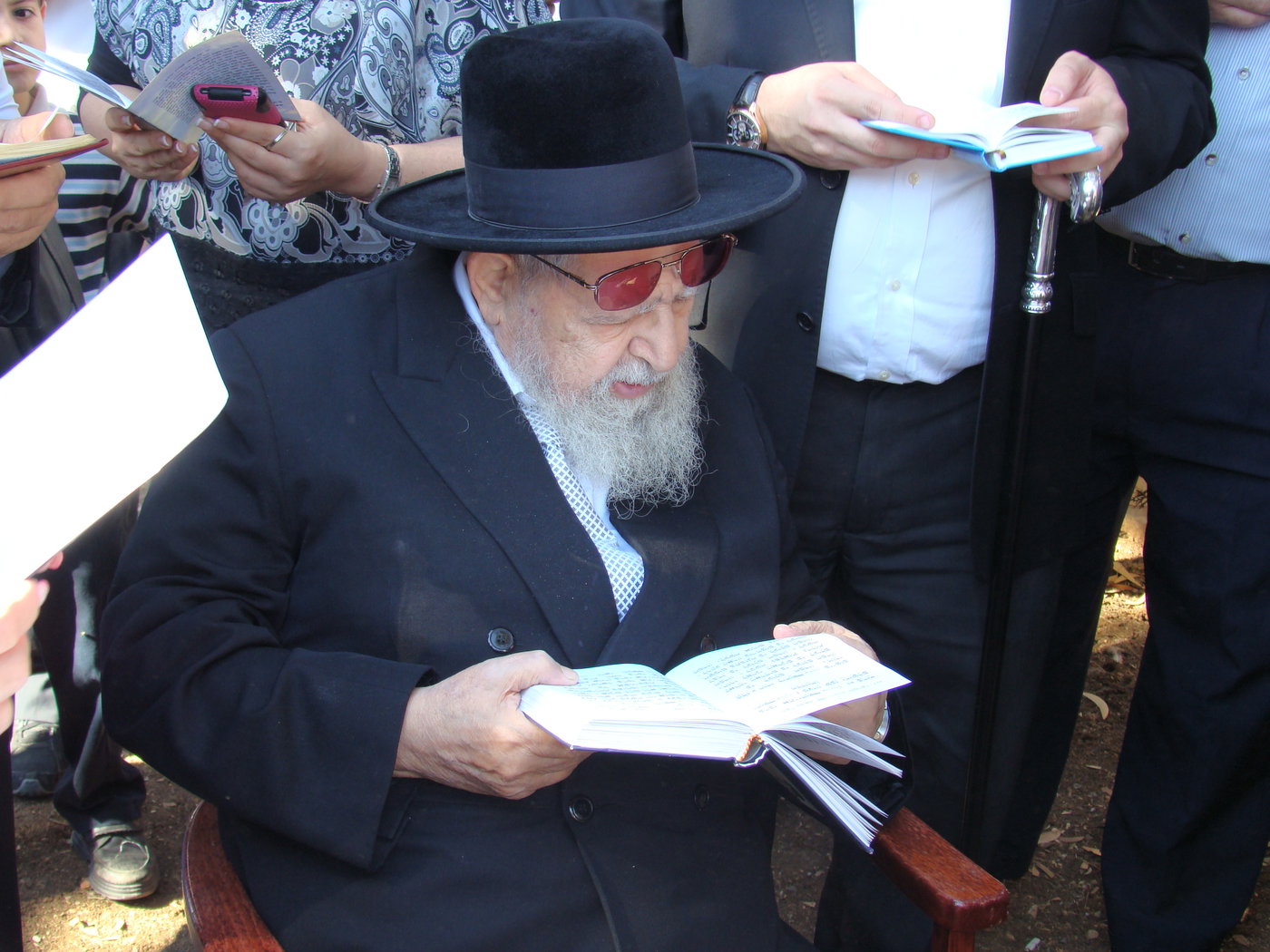 מרן הרב עובדיה יוסף קרא 'אשכבה' על קבר רעייתו בעיניים דומעות