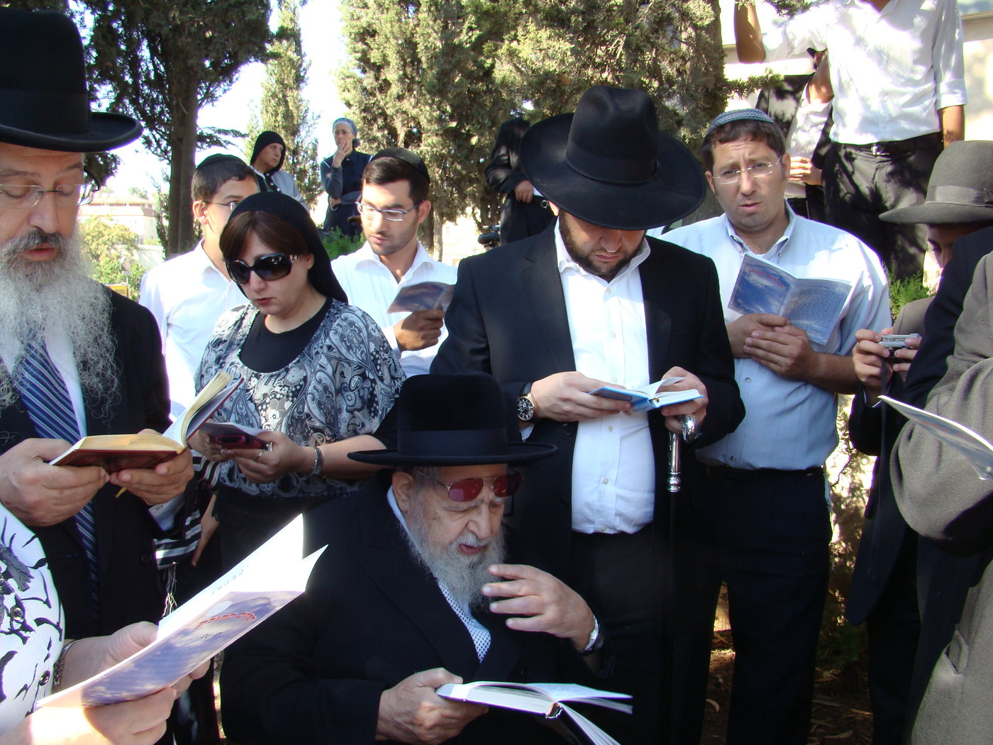 מרן הרב עובדיה יוסף קרא 'אשכבה' על קבר רעייתו בעיניים דומעות