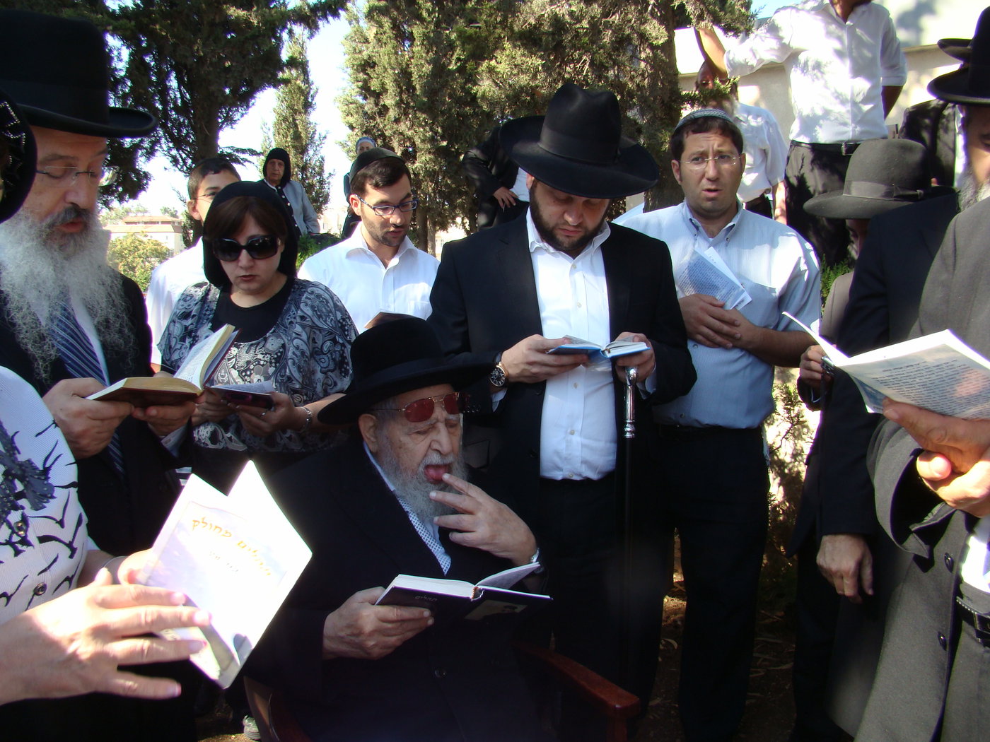 מרן הרב עובדיה יוסף קרא 'אשכבה' על קבר רעייתו בעיניים דומעות