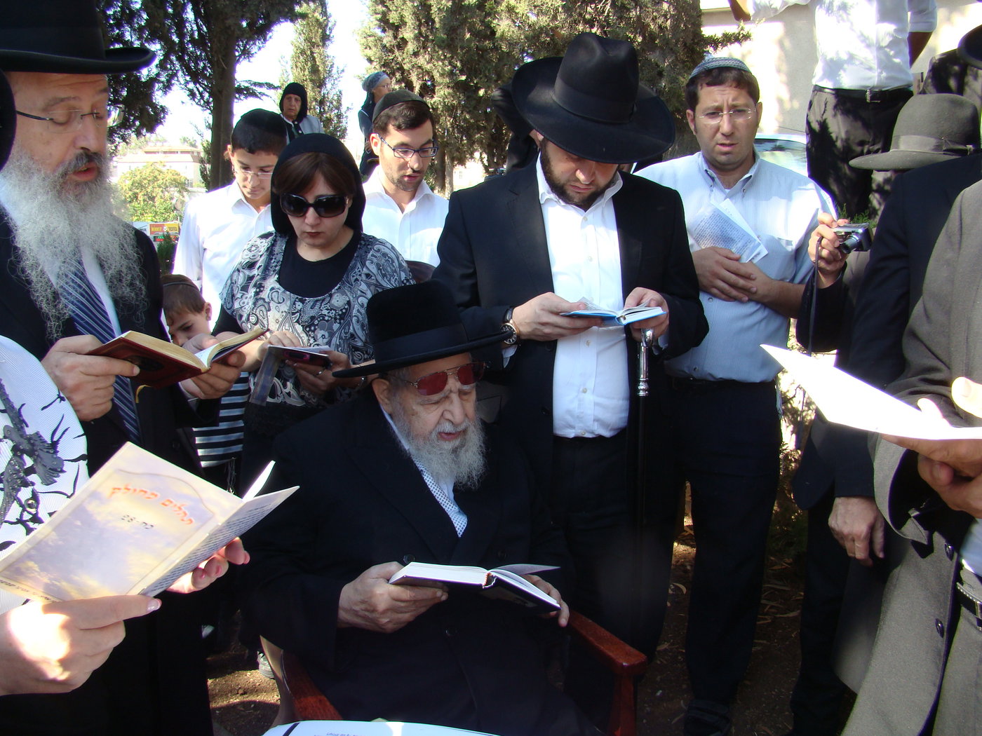 מרן הרב עובדיה יוסף קרא 'אשכבה' על קבר רעייתו בעיניים דומעות