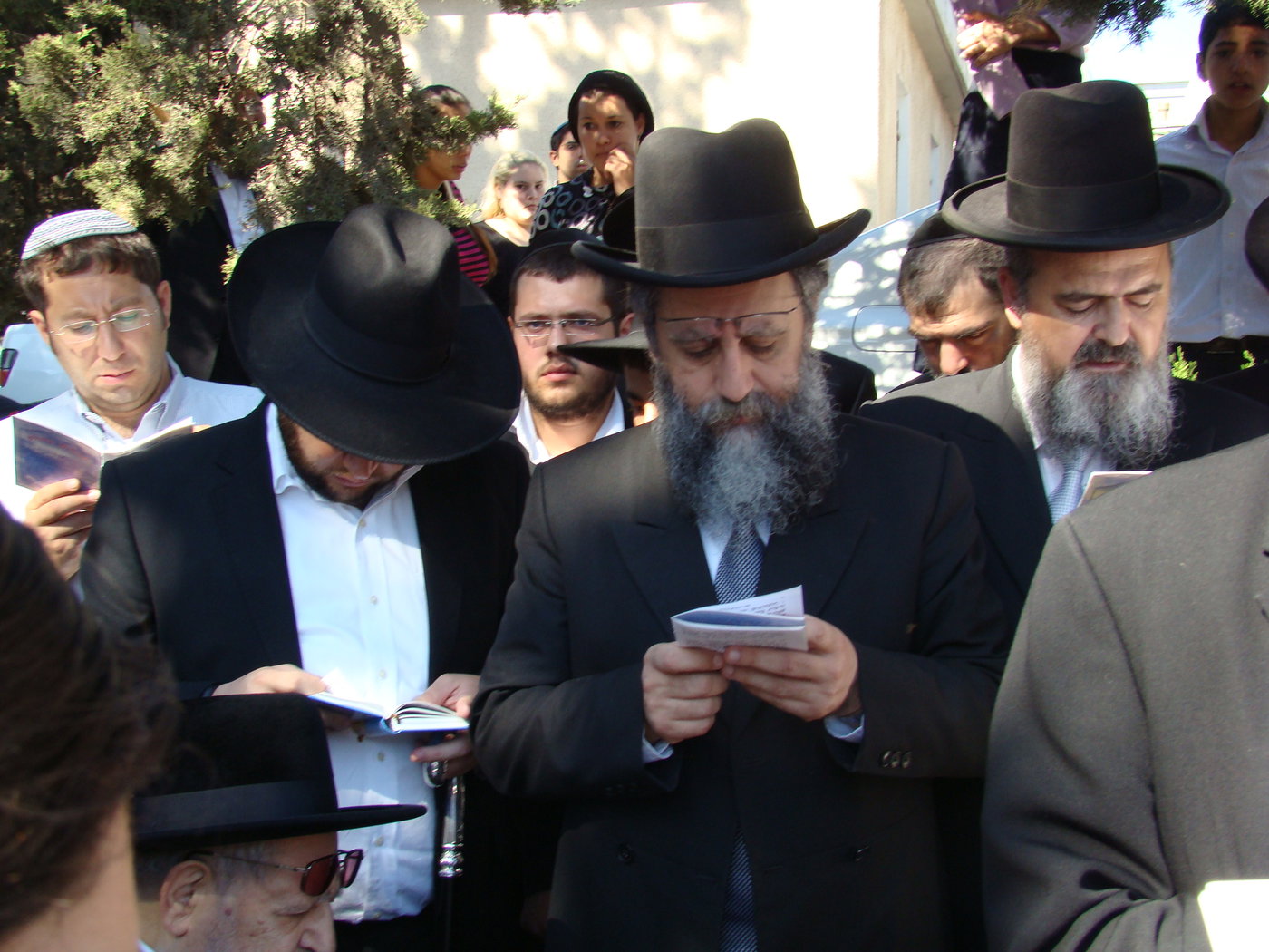 מרן הרב עובדיה יוסף קרא 'אשכבה' על קבר רעייתו בעיניים דומעות