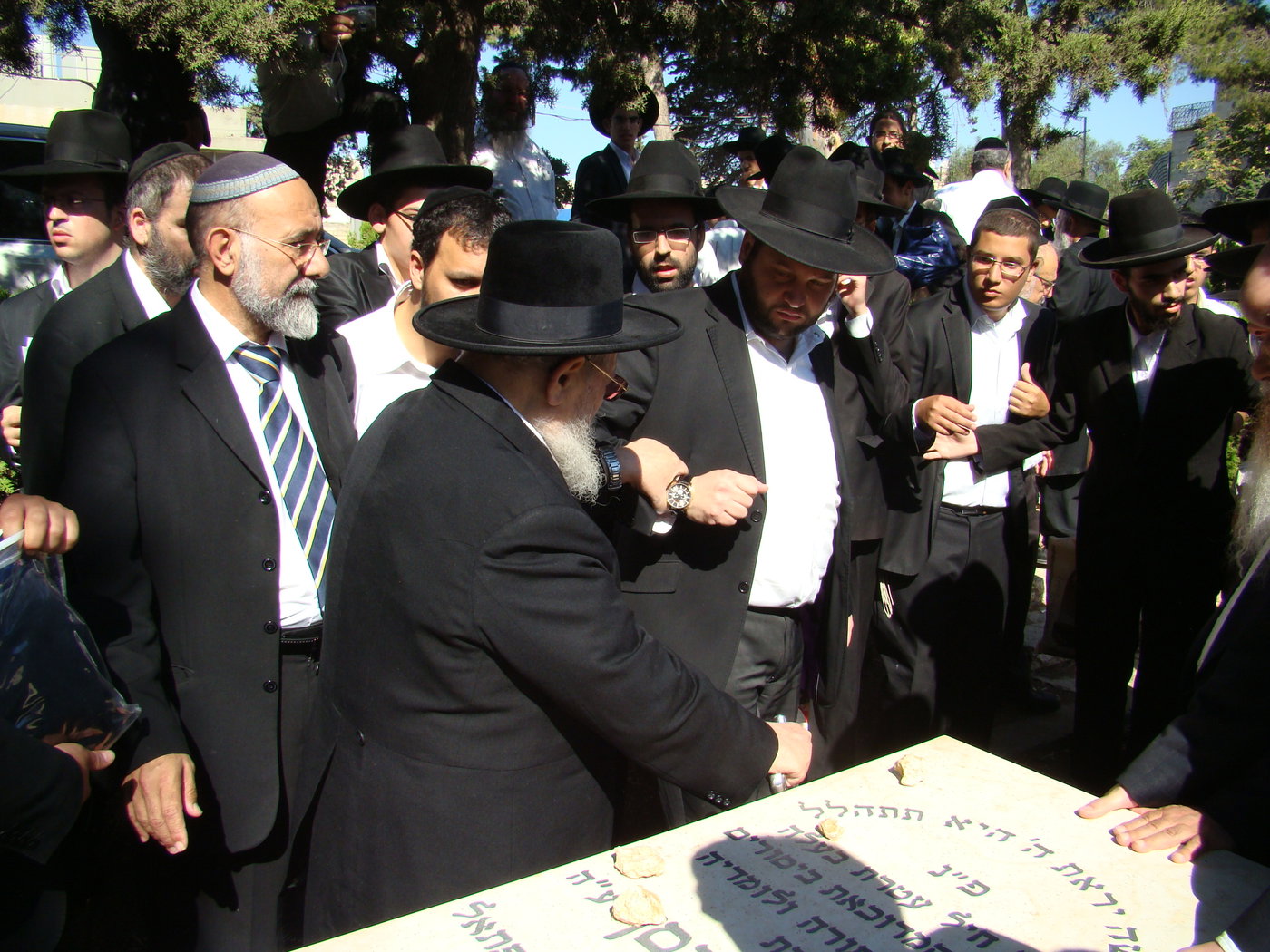 מרן הרב עובדיה יוסף קרא 'אשכבה' על קבר רעייתו בעיניים דומעות